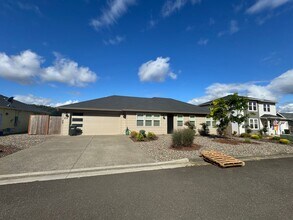Building Photo - Rooms for rent in wonderful North Roseburg Home with views in Winchester
