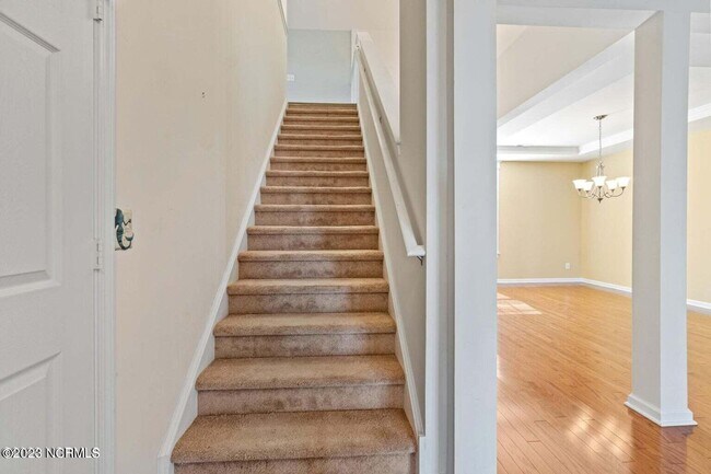 Building Photo - BEAUTIFUL HOME AVAILABLE APRIL 1ST