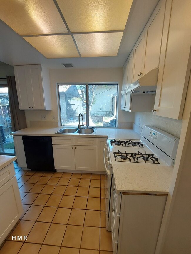 Building Photo - 3 bedrooms 3 baths in San Dimas Glenwood T...
