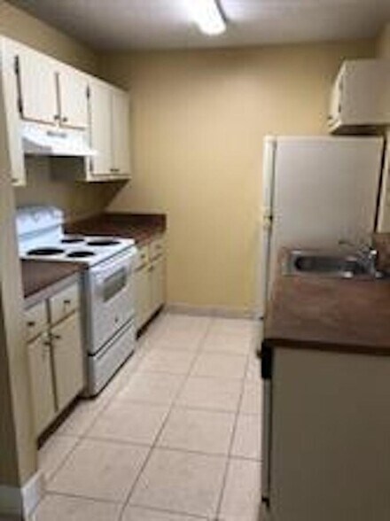 Building Photo - 1417 Meadows Cir W