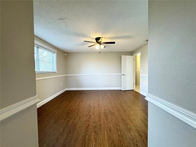Building Photo - 237 Matisse Cir N