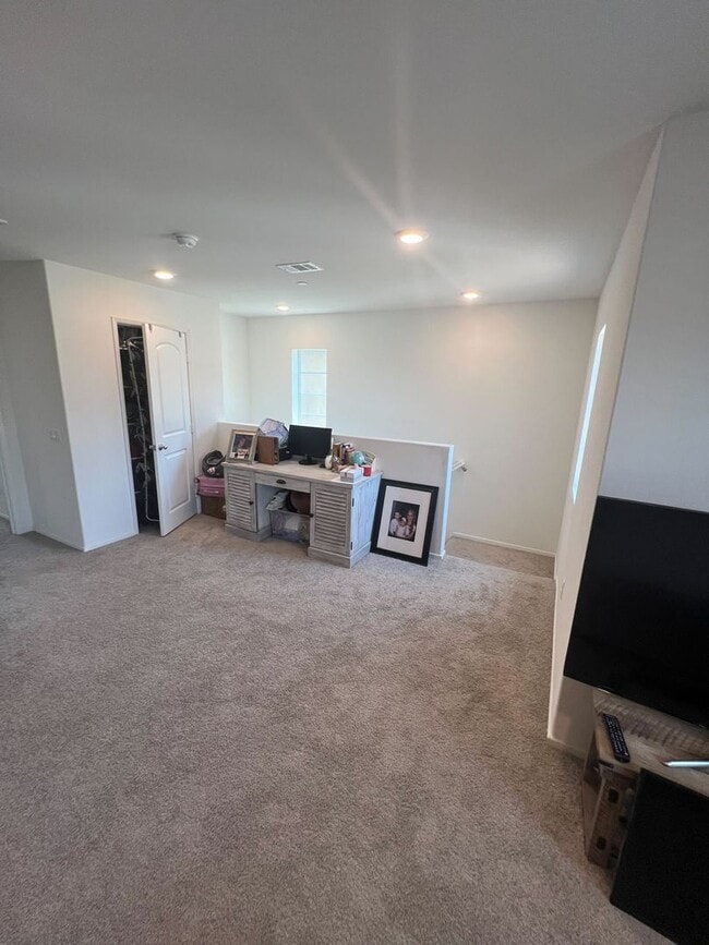 Building Photo - Comfortable Living in a Quiet Neighborhood...
