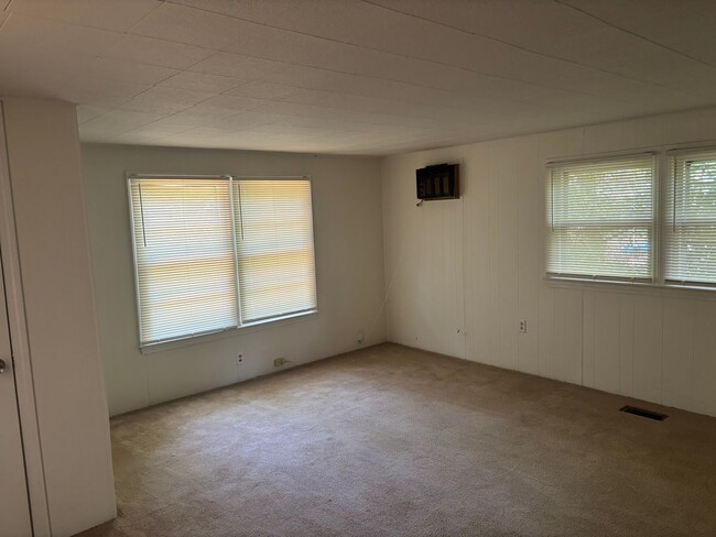 Building Photo - 3 Bedroom house newly renovated