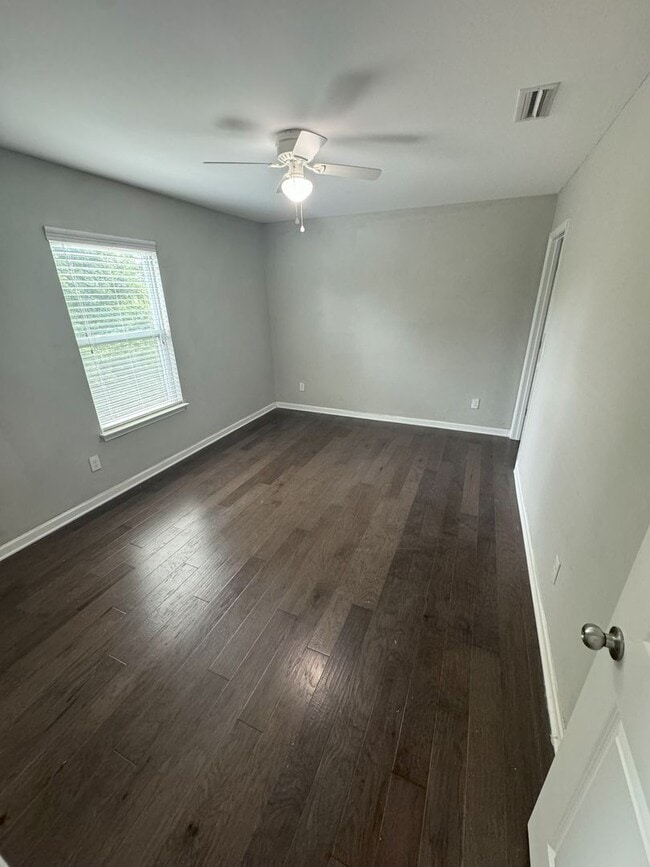 Building Photo - Beautiful Newly Renovated Home in a Quiet ...