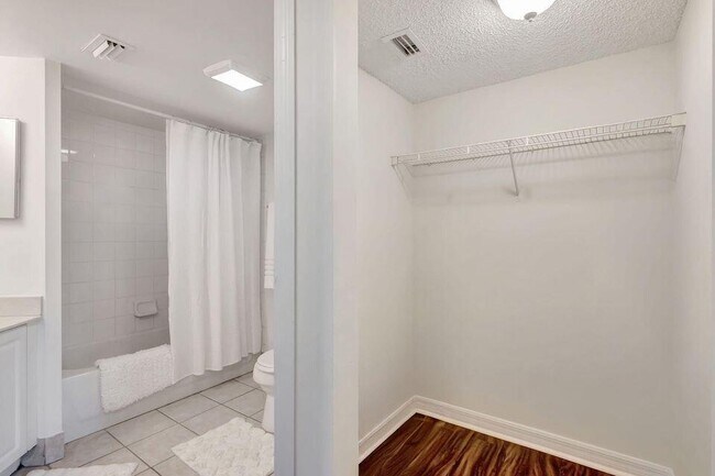 Building Photo - 1400 Crestwood Ct S