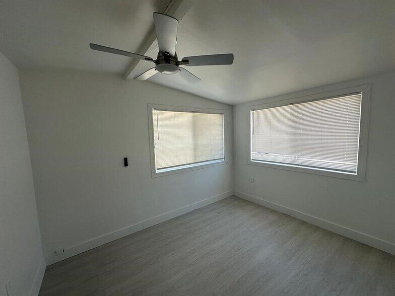 Building Photo - 1754 NE 48th Ct