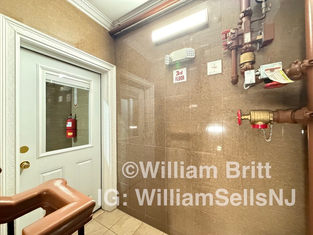 Building Photo - 373 Danforth Ave