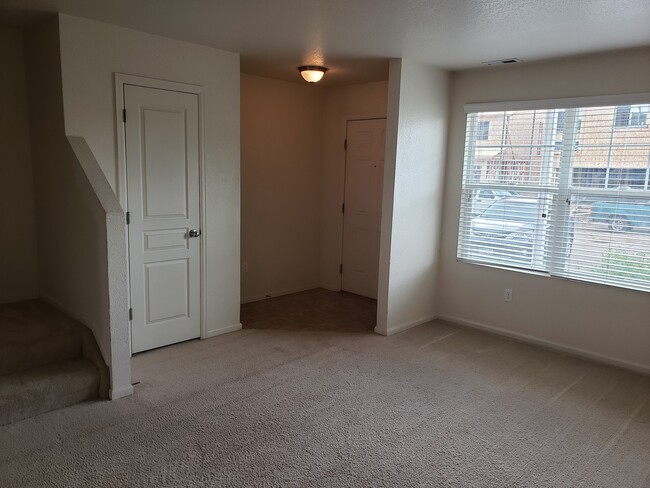 Building Photo - Great looking 2 bed 1.5 bath townhouse nea...