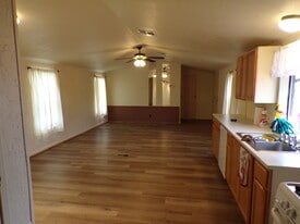Living room - 4413 E Glisch Rd