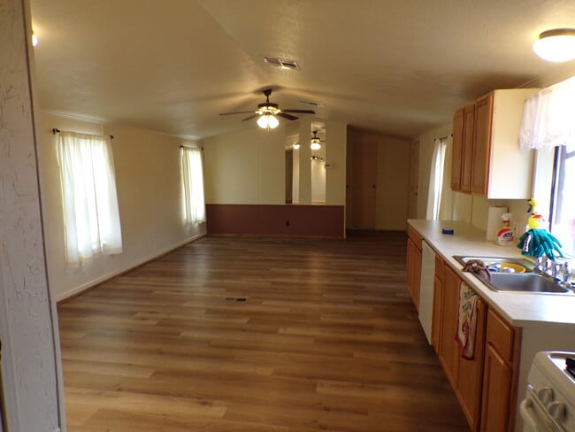 Living room - 4413 E Glisch Rd
