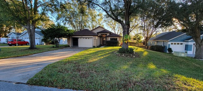 Building Photo - 3 bed, 2 bath 1 car garage