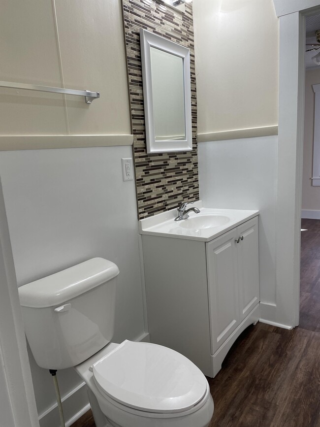 Building Photo - 106 W B St