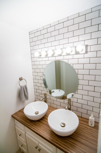 Building Photo - 809 E Drake Rd