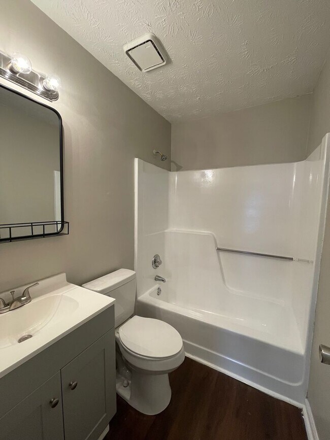 Building Photo - $500 OFF RENT! BEAUTIFUL CHARMING 2 BED/2Bath Available!! Apply Now!