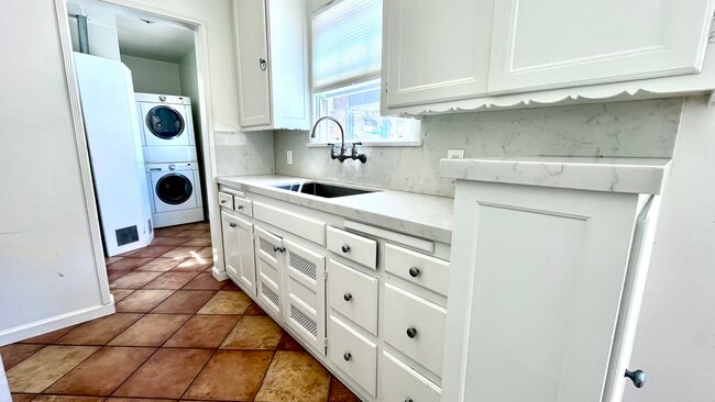 Kitchen - 2934 Rowena Ave