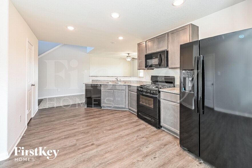 Building Photo - 25590 Roy Rogers Rd