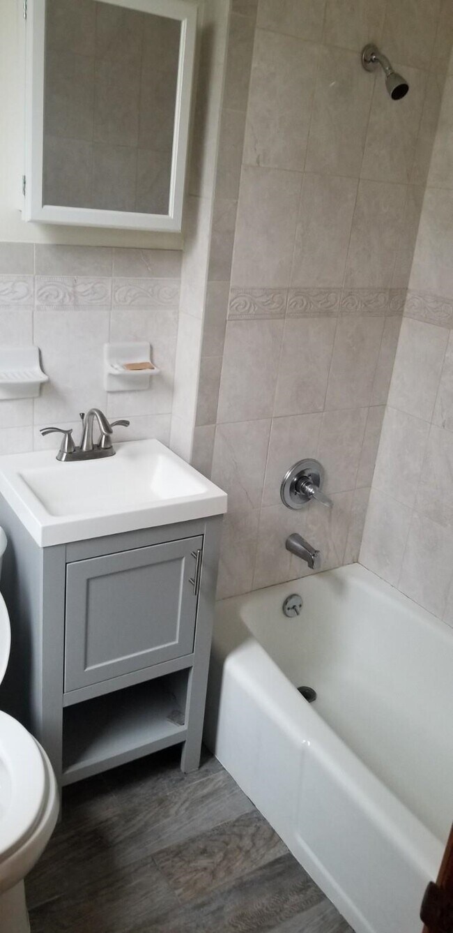 Building Photo - 39 Bowers St