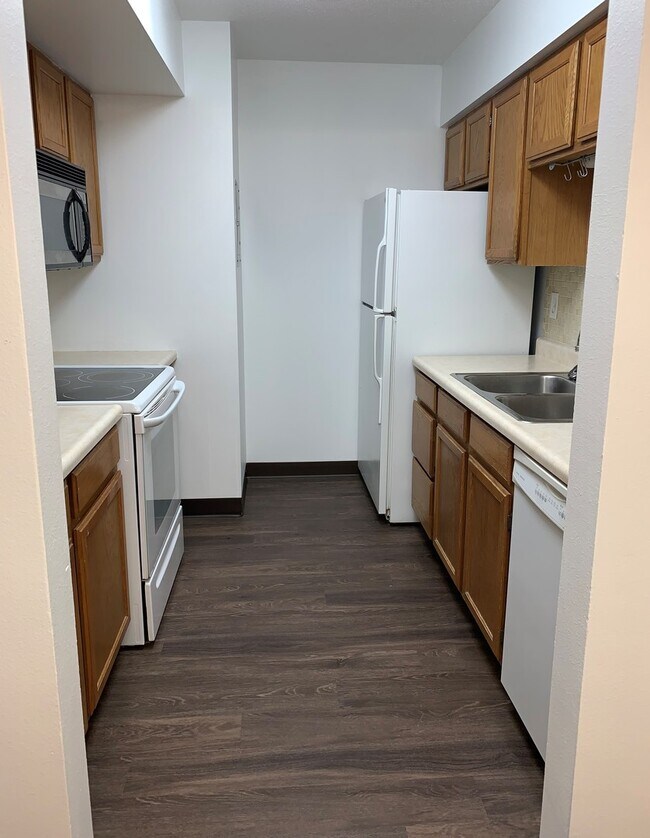 Building Photo - 2050 Holiday Rd