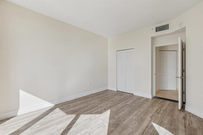 Building Photo - 7330 Ocean Terrace