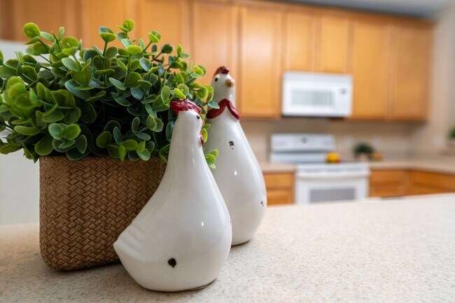 Building Photo - Town House 3 Bedroom and /2.5 Bathrooms. At Lee Vista area gated Community.