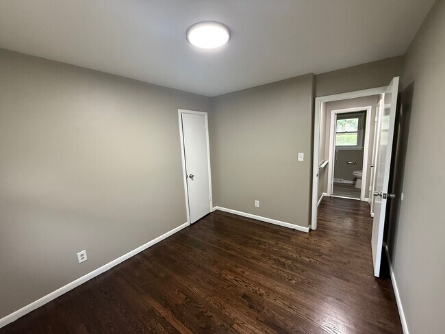 Building Photo - 5546 N Woodland Ave