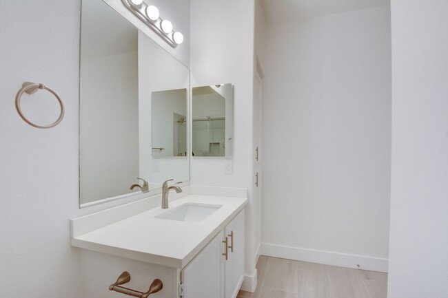 Building Photo - UPGRADED 2 BEDROOM CONDO!