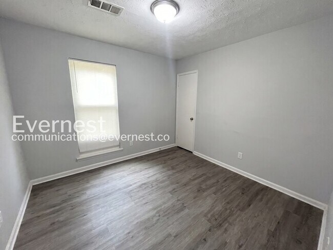 Building Photo - 3-Bed/1.5-Bath Home with Fenced Yard/Pet Friendly/Available Soon!