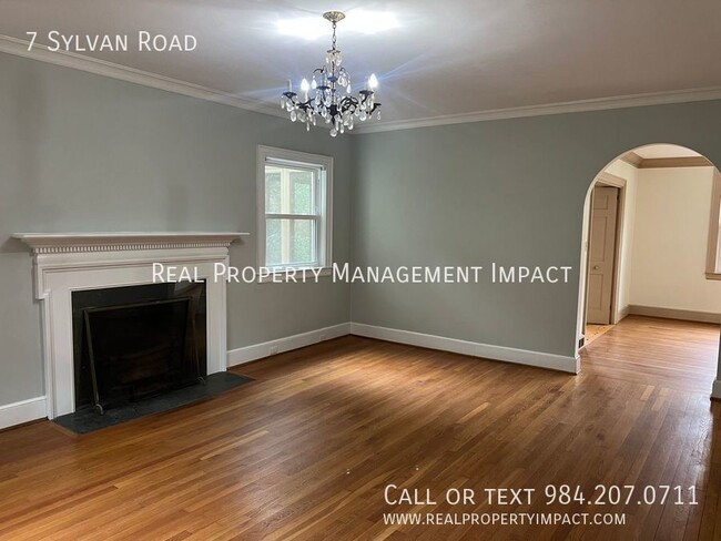 Building Photo - 1940's Charming 4 Bedroom 2 Bath Brick Col...