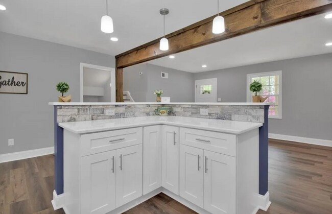 Building Photo - NEW LISTING!!!!!
