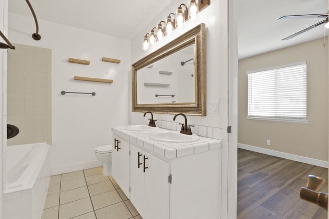 Building Photo - Spacious 3 Bedroom 2 Bath Available Now!