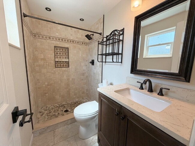 Building Photo - "Spacious 4-Bedroom Retreat with 2 Full Baths in Beautiful Seminole!"