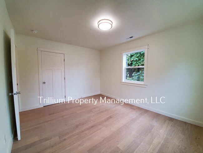 Building Photo - 3041 SE Salmon St