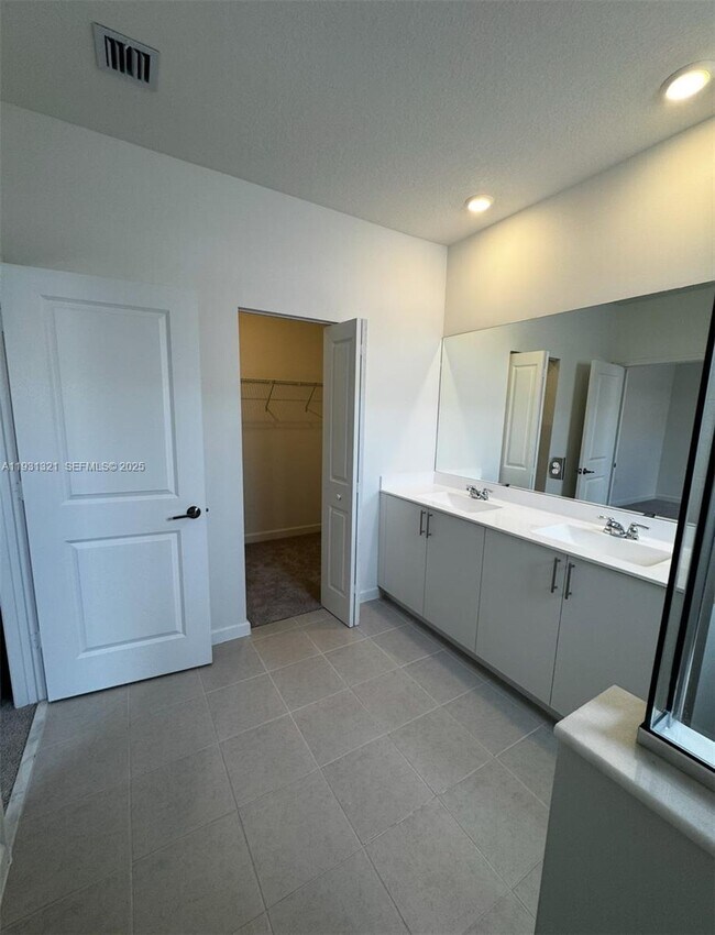 Building Photo - 140 SW 184th Way