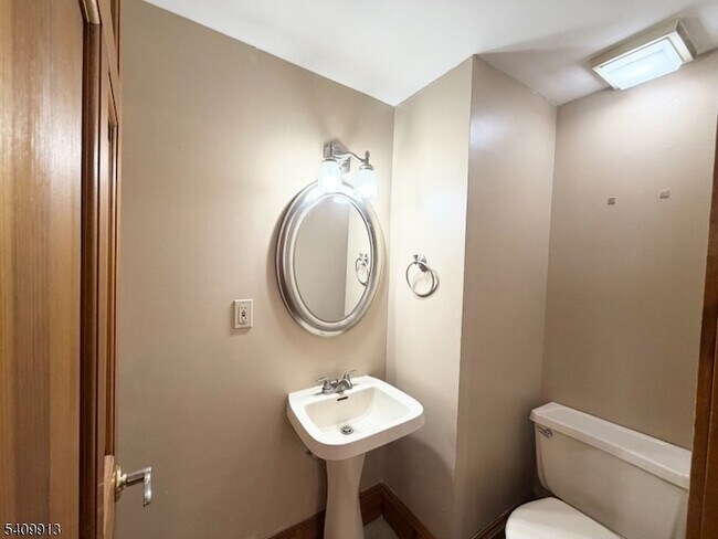 Building Photo - 147 Millbrook Ave