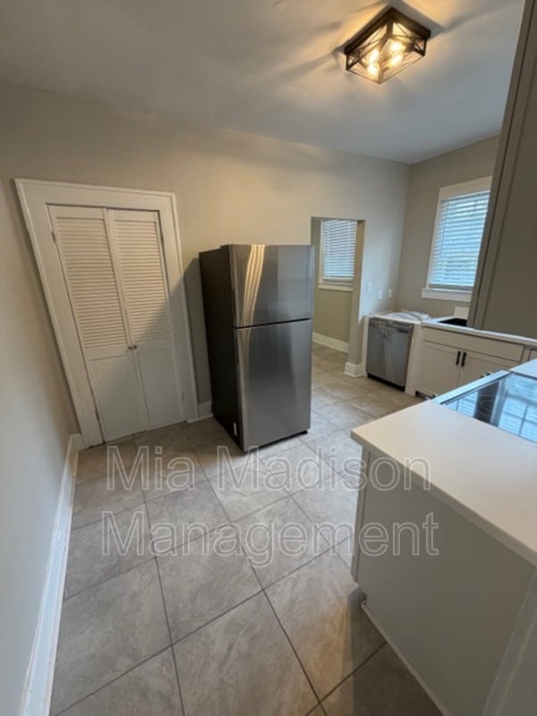 Building Photo - 801 E 39th St