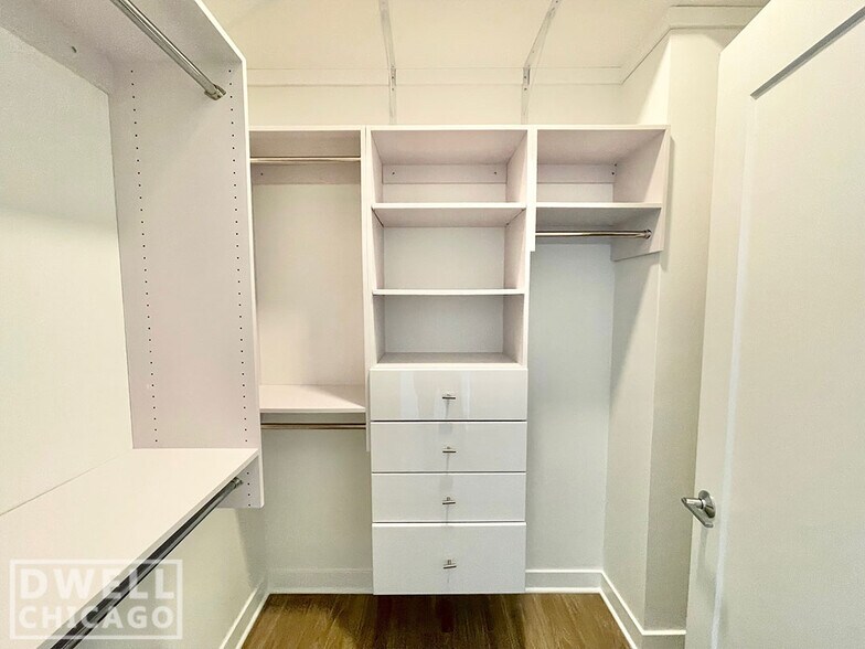 Building Photo - 2337 N Lincoln Ave