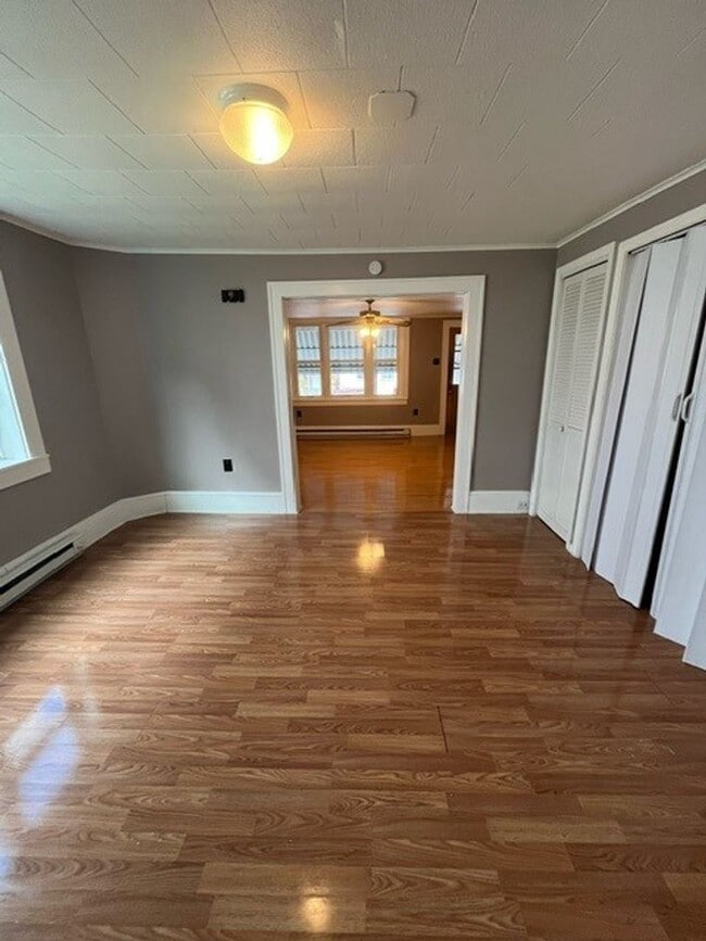 Building Photo - 4 Bedroom 1 Bath