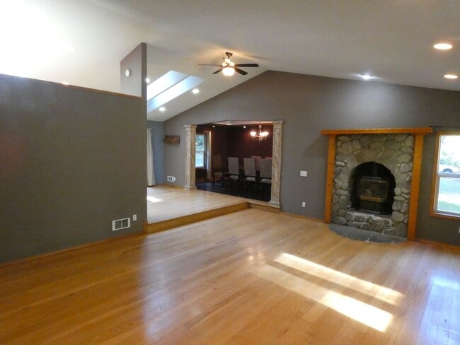 Building Photo - APPLICATION PENDING - *PNW Delight**