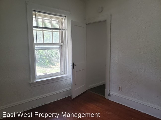 Building Photo - 1529 E 2nd St