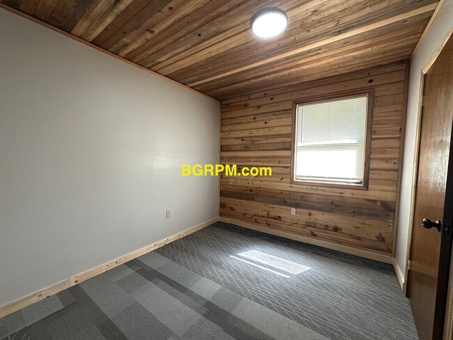 Building Photo - 3 Bed 2 Bath