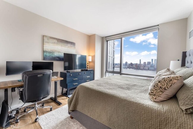 Building Photo - 25 Christopher Columbus Dr