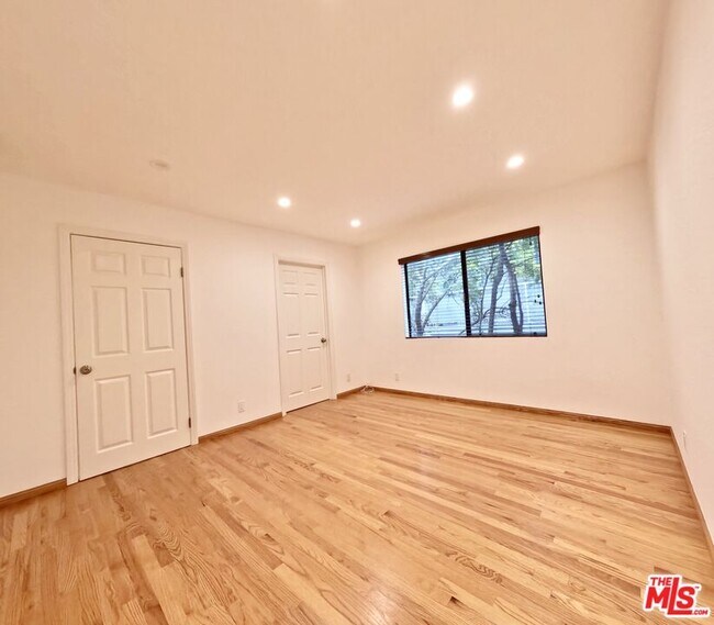 Building Photo - 805 N W Knoll Dr