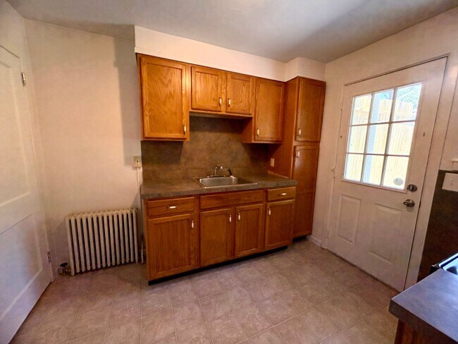Building Photo - 2 Bedroom 1 Bathroom Townhome Available in Lancaster!