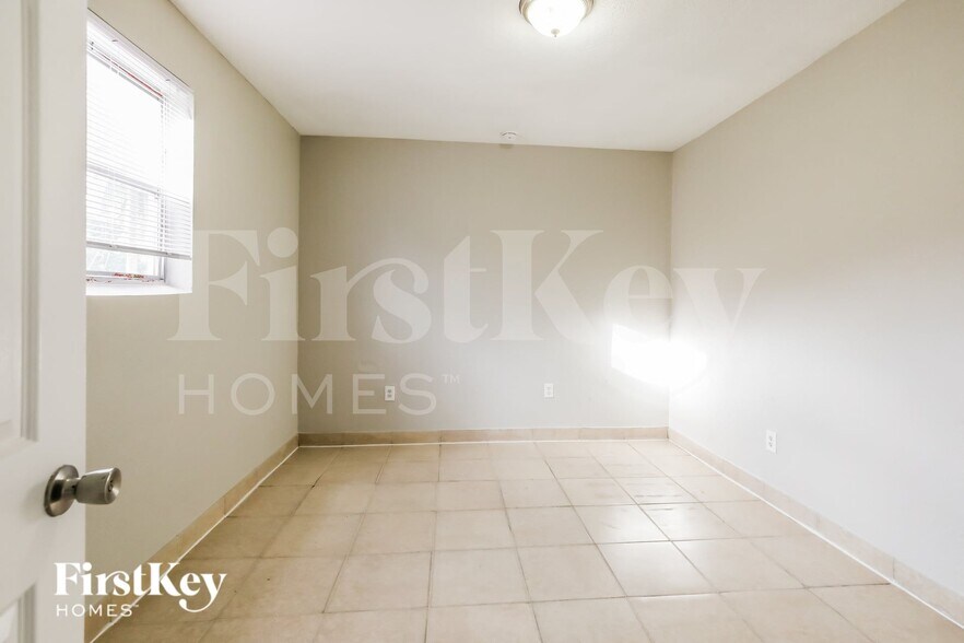 Building Photo - 3600 NW 40th Ct