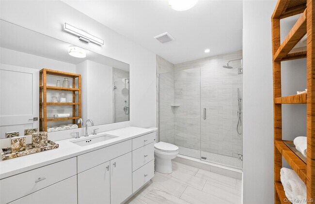 Building Photo - 17 Bayview Rd N