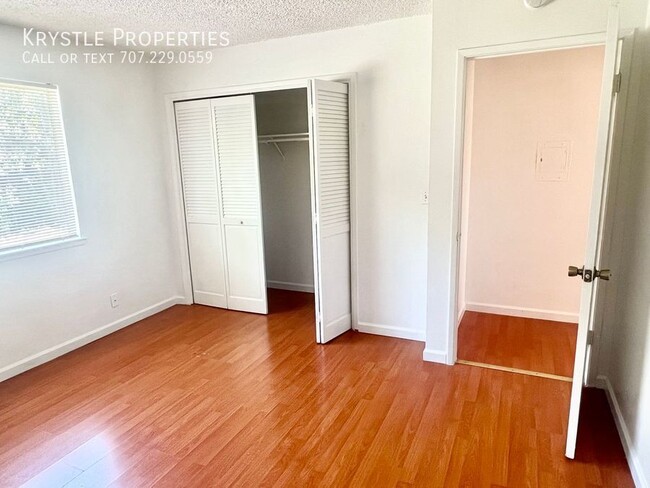 Building Photo - Spacious lower level Fairfield apartment -...