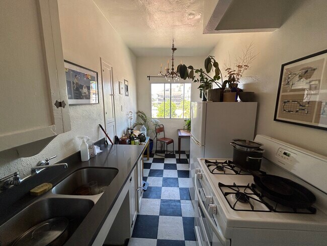 Building Photo - 229 S Westlake Ave