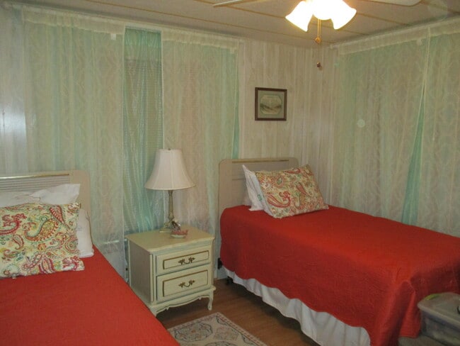 Building Photo - 7915 SE Independence Ave