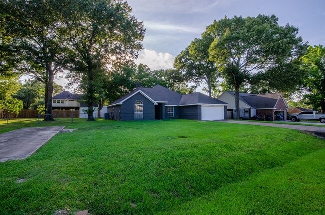 Building Photo - 12811 Fisher Dr