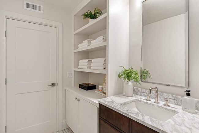 Building Photo - 421 Saratoga St